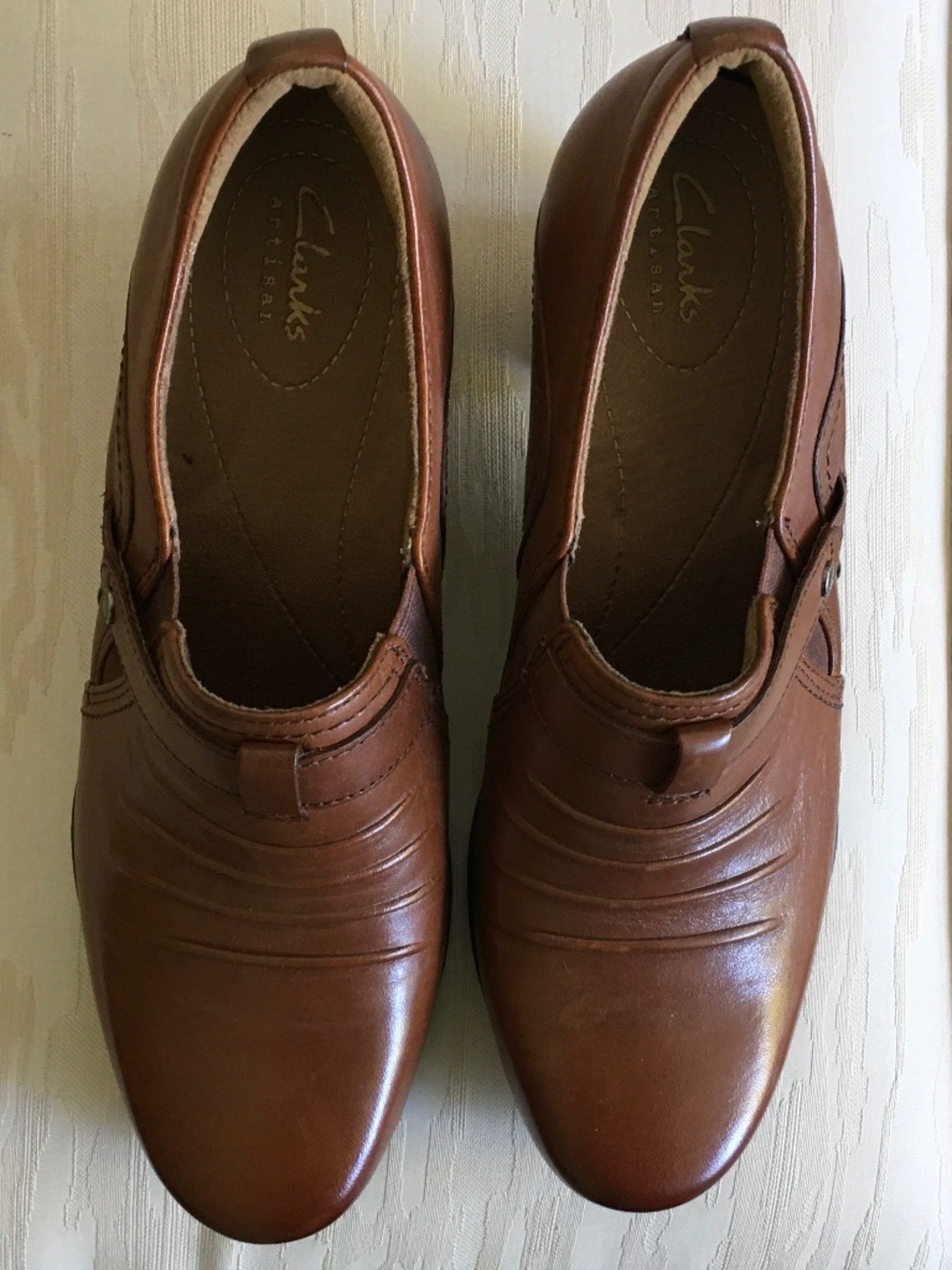 Clarks size 8 cognac-colored leather shooties.